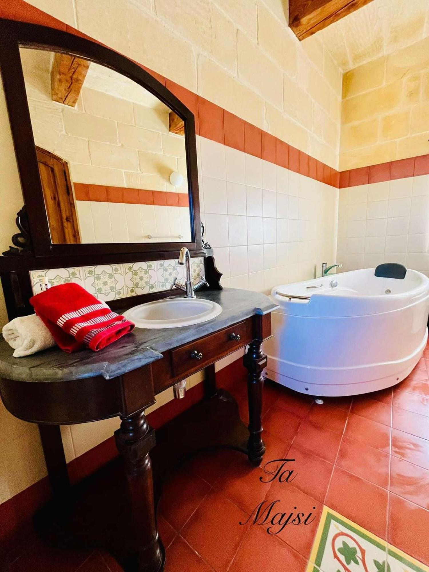 Ta Majsi Farmhouse With Indoor Heated Pool San Lawrenz Buitenkant foto