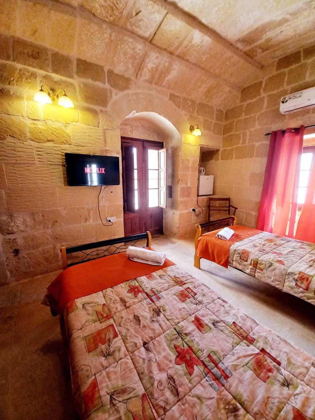 Ta Majsi Farmhouse With Indoor Heated Pool San Lawrenz Buitenkant foto